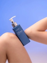 Нанасяне на регенериращ лосион за тяло ASCE+ EX Signal Control Lotion Pro за хидратация и поддържане на кожната бариера
